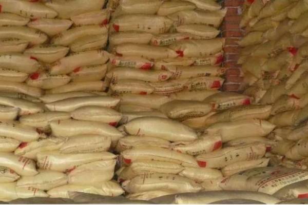 化肥放久了会失效？ ()