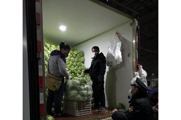 青岛蔬菜批发市场：防控经营两手抓 两手都要硬 ()