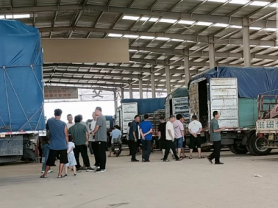 8月6日下午安丘黑埠子市场（落2-3毛） ()